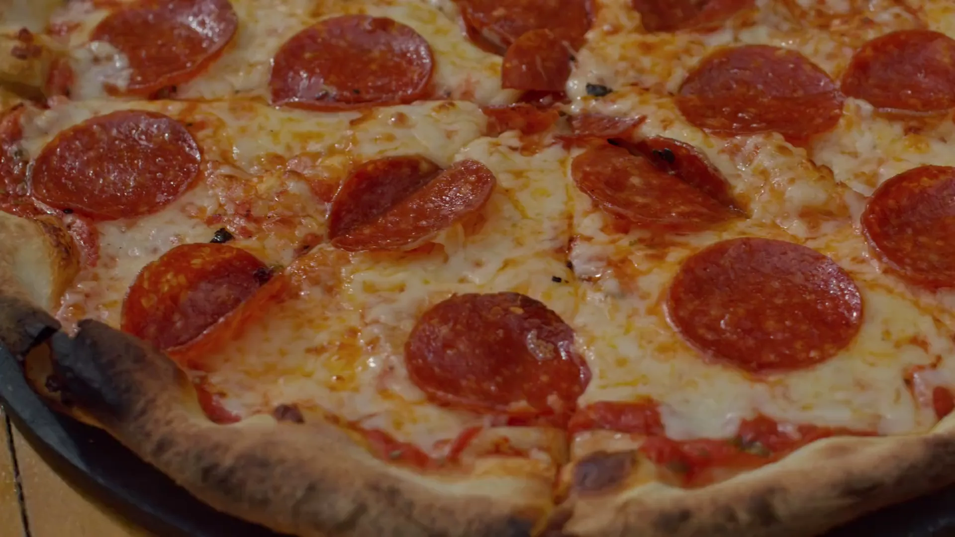 Primo piano di una pizza appena sfornata